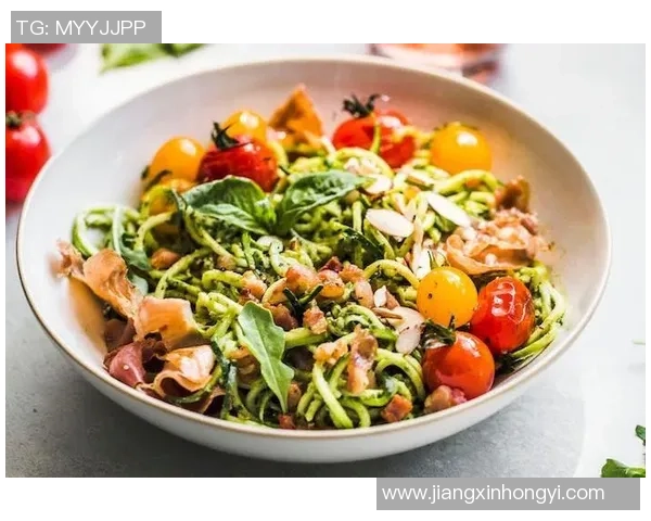 足球巨星场边畅饮牛奶展现健康活力引领运动营养新风尚